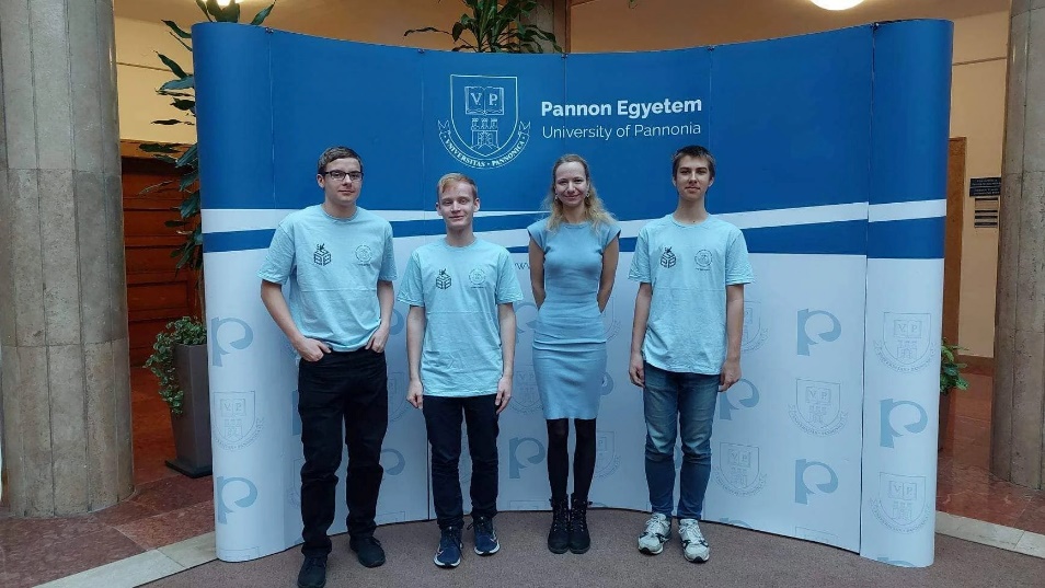 A képen ruházat, személy, mosoly, lábbelik látható

Automatikusan generált leírás